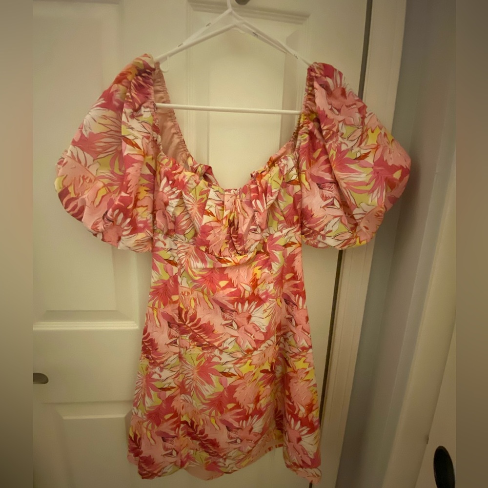 Lulu’s Vacay Pink Tropical Tie-back Puff Sleeve Mini Dress, size Medium. Tags on